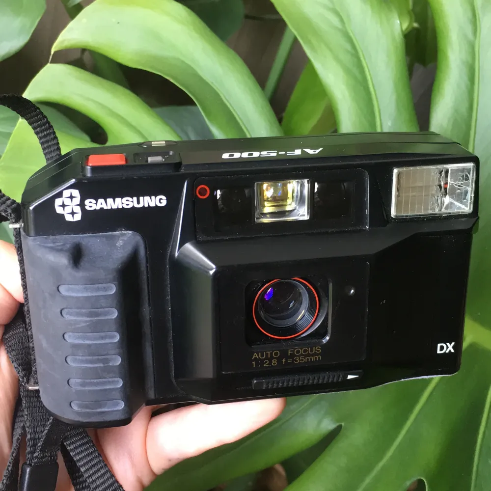 Säljer min Samsung AF -500, en analog kompaktkamera kamera för 35 mm film. Blixt finns. Väldigt enkel att använda! Finns en pappers lapp i bottnen som självklart inte påverkar kvaliten, men vet inte varför den sitter där då den var där när jag köpte den. . Övrigt.