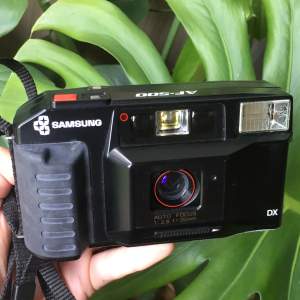 Säljer min Samsung AF -500, en analog kompaktkamera kamera för 35 mm film. Blixt finns. Väldigt enkel att använda! Finns en pappers lapp i bottnen som självklart inte påverkar kvaliten, men vet inte varför den sitter där då den var där när jag köpte den. 