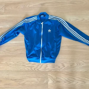 Adidas jacka Medium - Adidas jacka i tjejmodell m. Kan mötas upp i Stockholm eller så står köparen för frakten. 