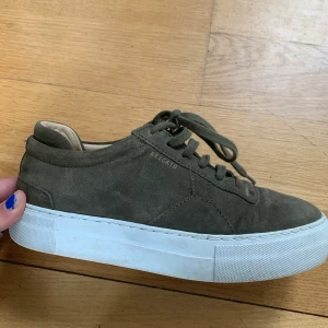 Arigato skor - Supersnygga skor ifrån Axel arigato, Storlek 38. Nypris 1750, säljer för 500kr. Väldigt bra skick! 