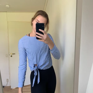 Skjorta från hm - Jättefin skjorta/tröja från hm som tyvärr blivit för liten för mig. Man kan knyta rosetten själv hur man vill. Frakt ingår 