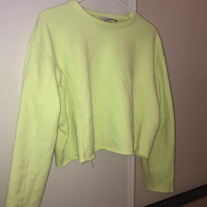 Neon färgad Swetshirt - Säljer en neon färgad swetshirt från zara! Lite cropad modell.