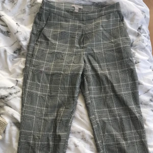 Kostymbyxor från hm - Gråa kostymbyxor från hm i storlek 34. Frakt ingår inte i priset. Priset kan diskuteras :)