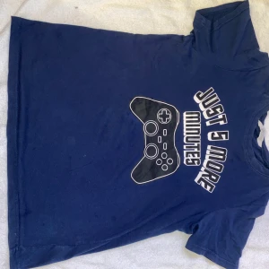 H&M tshirt stl 158/164 - Snygg tshirt från H&M i stl 158/164. Mycket finare irl än på bild. Fint skick!