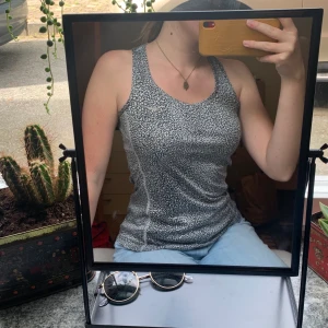 Nike sportlinne - Nike running dri-fit linne som är väldigt skönt att träna i pga det luftiga materialet! Använt endast ett fåtal gånger så väldigt bra skick. Storlek XS men passar även väl på S.