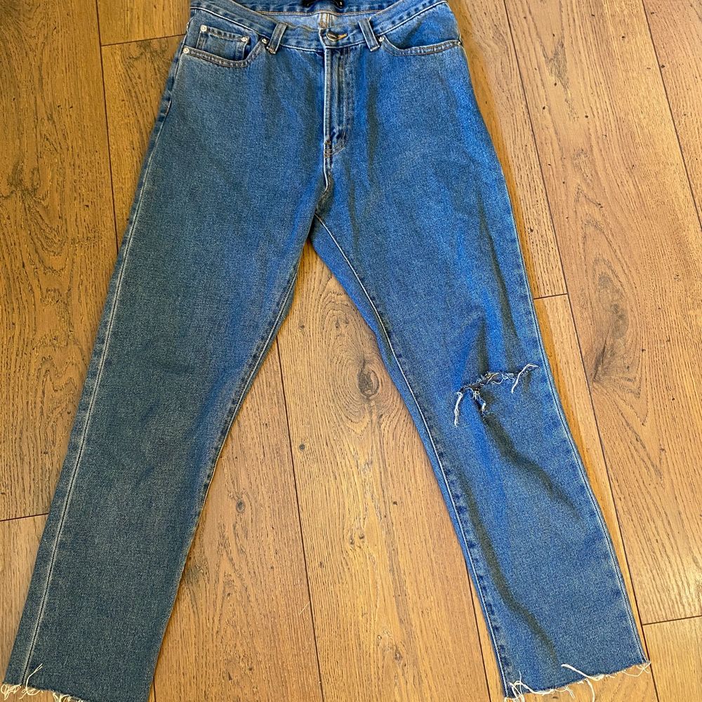 Super fina och populära jeans från Bikbok. Storlek S, 120kr + frakt💘. Jeans & Byxor.