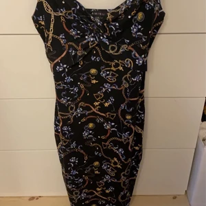 Klänning  - En jätte fin långklänning med en twist i fram.storlek s/m. 60kr+frakt 