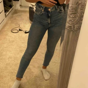  - Säljer dessa as sköna jeans från Bikbok, nästan aldrig använda eftersom jag köpte fel storlek💗  Skriv för fler bilder💗 Köpare står för frakt!