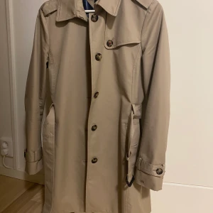 Kappa Tommy Hilfiger - Använd en gång. Nypris 2900kr, kvitto finns