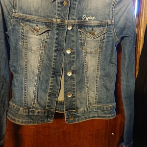 Replay Jeansjacka - Säljer min jeansjacka i storlek Medium. Säger den då jag aldrig använder den & tycker det är tråkigt att den bara hänger i garderoben & inte används.. Den är som i nysick då jag bara använt den ett fåtal ggr. 