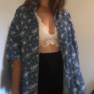 Vintage skjorta - Super härlig vintage jeansskjorta som jag köpte second hand! Mycket bra kvalité, lite tjockare i materialet (jeans). Passar de flesta storlekar beroende på hur löst man vill att den ska sitta. Visad på en s/m.