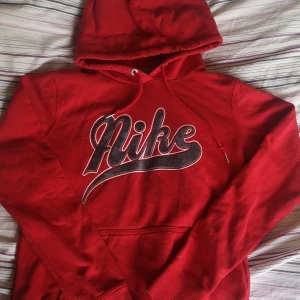 Nike tröja - Fin Nike hoodie i strl M, dock liten i strl!! 