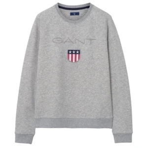 Gant sweatshirt - En Gant sweatshirt i grå, endast använd fåtal gånger. Storlek 158/164 Som en S/M, är i bra skick och säljer pga ingen användning.                         Priset kan diskuteras