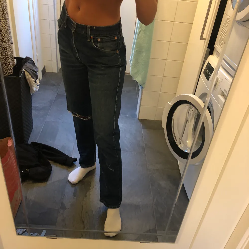 Så fina mörkblåa Levis jeans med hål på ena knät. Modell 521 (killmodell) och storlek W32 L32 men sitter nice oversized på mig som brukar ha typ w27/28. Jag är 179 lång 👍🏽. Jeans & Byxor.
