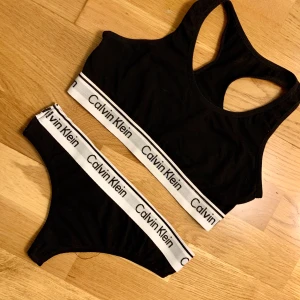 Calvin Klein underkläder - Trosorna är i sting, storlek M på båda men passar även S, dom är lite små i stolen skulle jag säga🖤 100kr ink frakt! OBS! Fake men ej använda! 