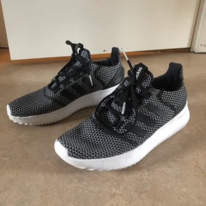 Adidas skor - Använda fåtal gånger men skulle säga att de är som nya 