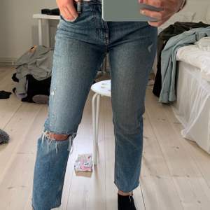 Snygga jeans från zara med hål på ena knät. Dessa är i helt nyskick då jag inte använt dem mer än 2 gånger