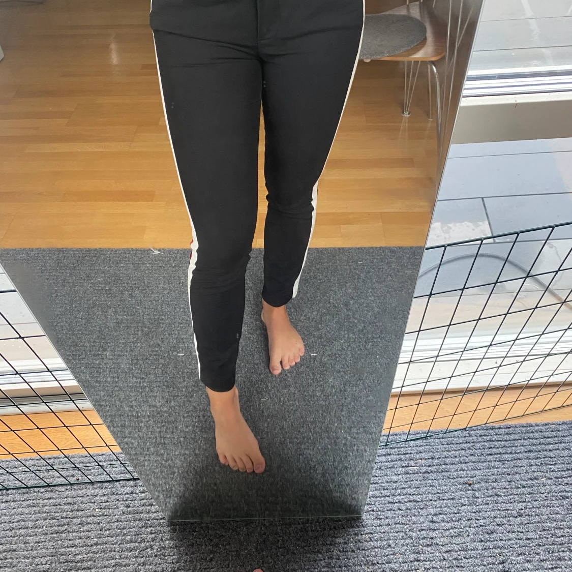 Kostymbyxor med rödvita sträck