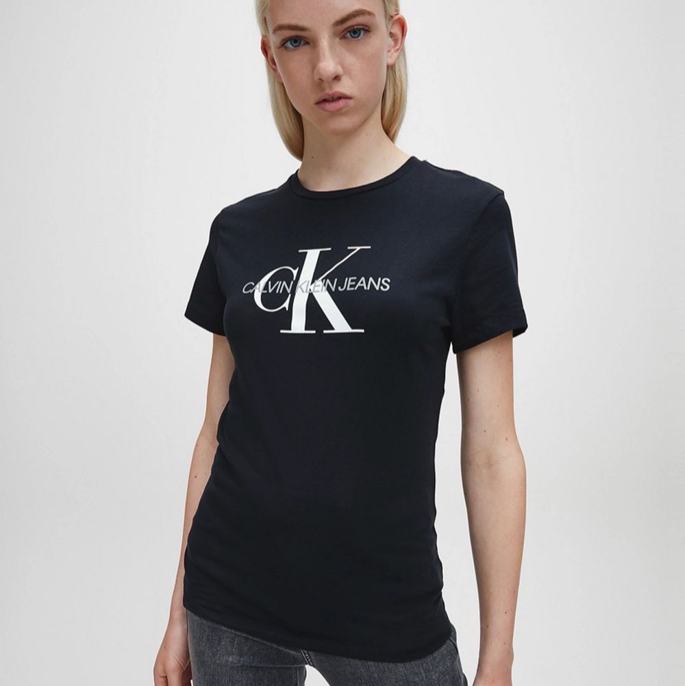 Calvin Klein tshirt i storlek xs. Finns ett litet hål i armhålan som jag lagat. Jättefint skick annars! 🥰 Vid frågor, skriv! . T-shirts.