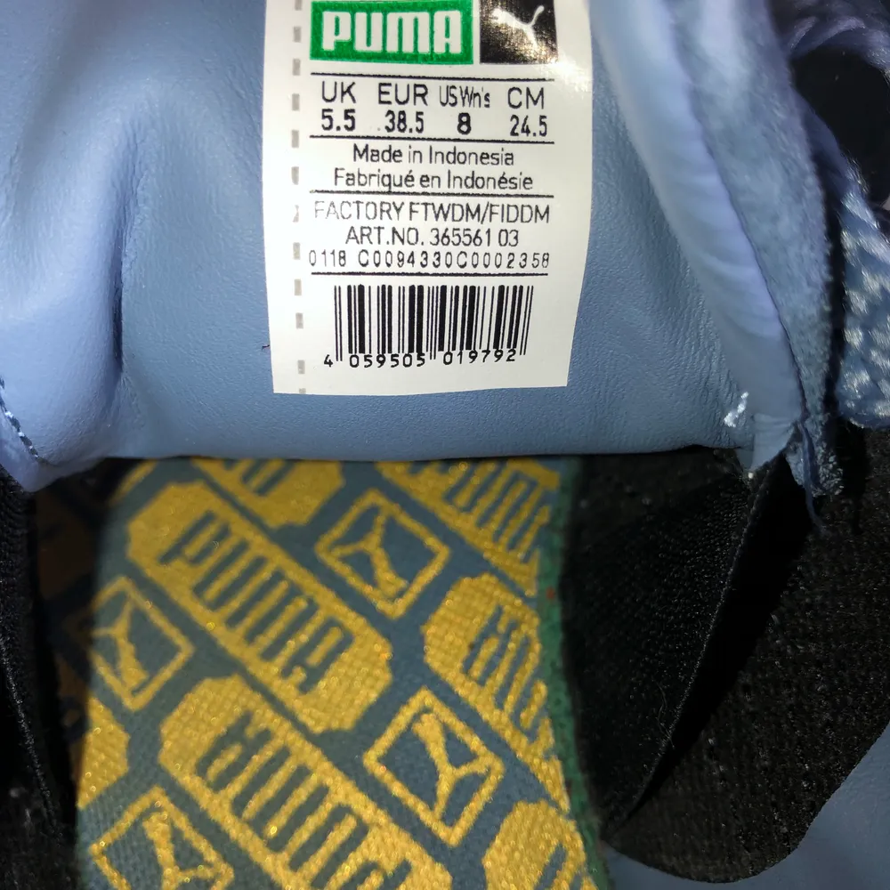 Jättefina ljusblå sneakers i mocka från puma med gulddetaljer. Använda max 3 gånger och säljer på grund av att de inte lite små för mig. Storlek 38,5!. Skor.