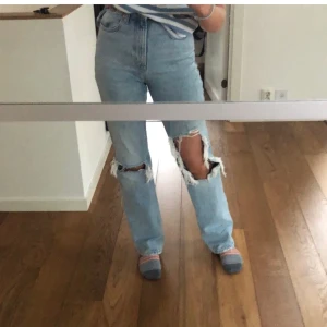 Mango jeans - Säljer dessa jeans ifrån mango som är helt slutsålda! Sitter super fint ! Storlek 34! Startbud 300 kr!   Spårbar frakt 63 kr sol kunden står för bud på 600 kr just nu!                   Använda nå få gång bara!❤️.    Skickar bevis på den spårbara frakten, postbevia och samt att jag skickar antingen samma dag eller dagen efter!❤️