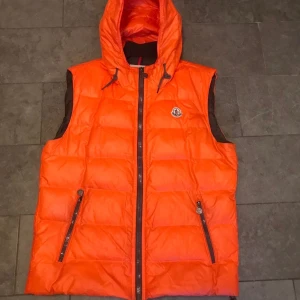 Moncler väst - Använt skick Storlek 3 sitter som en större medium Pris kan diskuteras vid snabb affär!