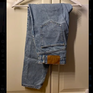 Blå mom jeans - Ljusblå jeans från zara som blivit försmå. Mom jeans modell och i fint skick, knappt använda!