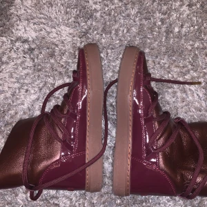 inuikii - säljer mina vinröda inuikiis, köpta förra året på nk men helt oanvända. ser mer ”brons” färgade ut på bilden än i verkligheten. 