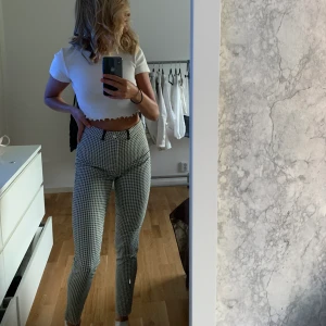 Svartvita byxor från hm - Snygga byxor i svartvitt schackliknande mönster från hm. Som jeans fast aningen tunnare material, supersköna!  Skärphällorna har jag sytt dit själv. Storlek 36. Betalning via swish, köparen står för frakt