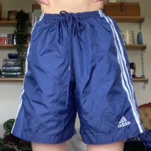 Shorts - Coola shorts från adidas! Väldigt stora med snöret gör att det passar de flesta storlekarna! Frakt tillkommer 💞