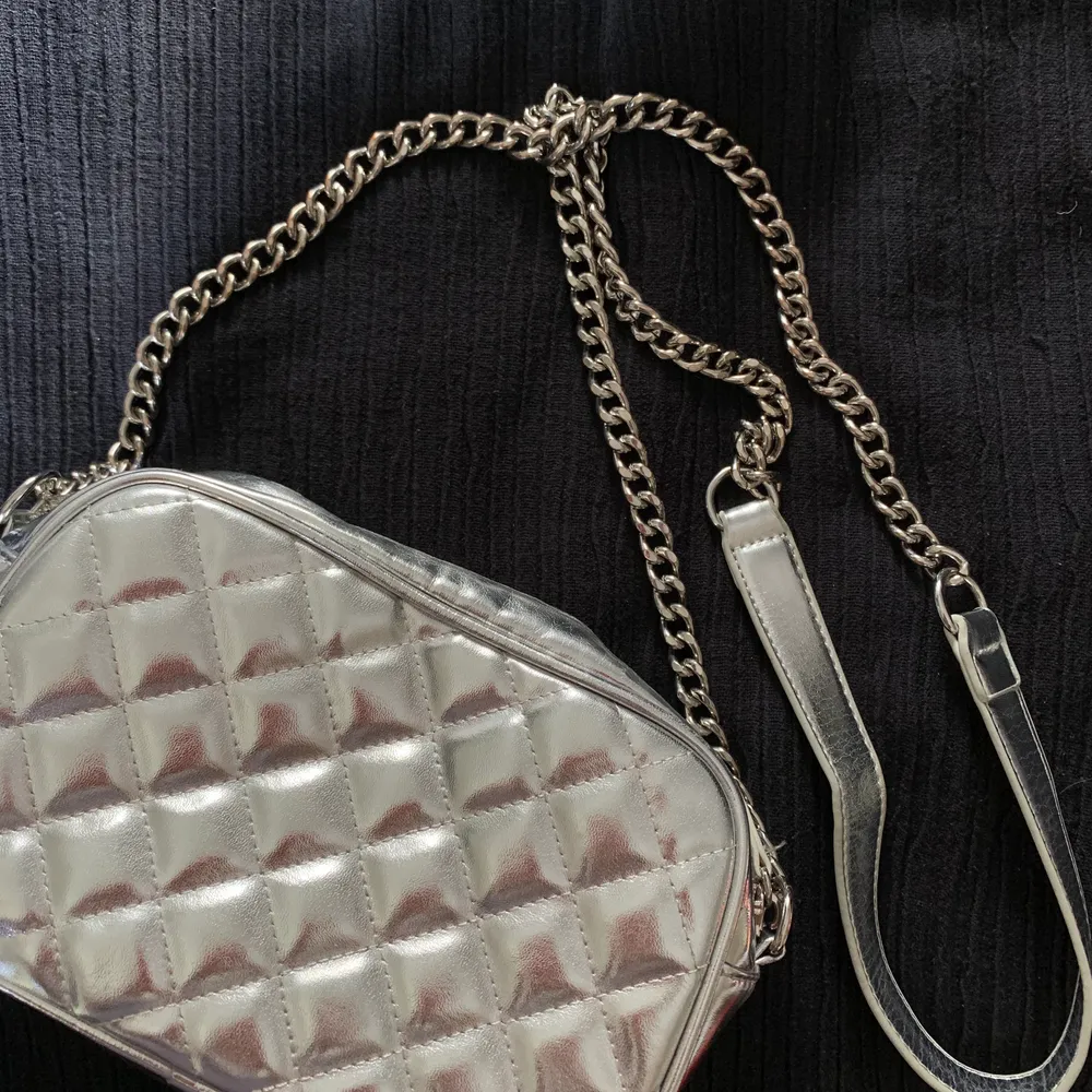 Snygg handväska med lång kedja från Forever 21, använd fåtal gånger så i fint skick, säljer då den inte kommer till användning :) . Väskor.
