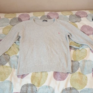 Ralph Lauren tröja - En grå Ralph Lauren tröja, har bara används en gång innan.