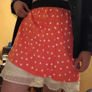 Rosa, prickig kjol H&M Strl M - Rosa kjol med vita prickar. Elastiskt band i midjan, så storleken kan variera mycket, runt M/L 💕 (frakt ingår inte)