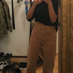 Weekday jeans - Weekday jeans i modellen rowe i brun/beige! Riktigt snygga men är tyvärr lite stora för mig:) kan mötas upp i stockhom men fraktar även:) 
