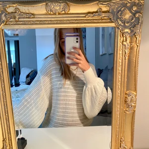 Vit stickad tröja - Mysig vit stickad tröja i storlek S, funkar för XS också. Köparen står för frakt. 