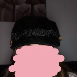 Hatt/keps strl one size  - Säljer denna hatt/keps från Ullared. För ca 2 år sedan. Använt ca 5-10 ggr. Bra skick! Nypris 100kr skriv i kommentarerna ifall ni undrar nått. Kontakta i pm vid intresse 