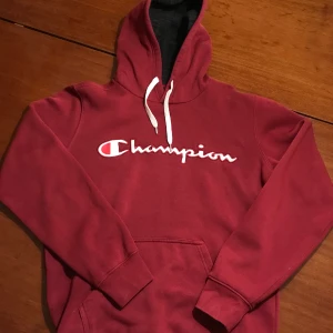Champion hoodie - Vinröd champion hoodie i fint skick. Size XS men sitter oversized