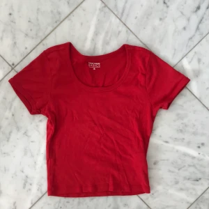 Röd topp - Röd croptop. Fin uringning. Mycket gott skick. 