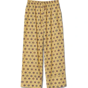 Totême Natal byxa, strl M - Säljer dessa favvobrallor pga. att jag funnit de i rätt strl. 100% viskos, lite större i strl. Passar 38-40. Inget att anmärka på! Säljs för samma pris som jag köpte de för; 1200 inkl. frakt, men kan tänka mig sänka priset lite vid snabb affär. 