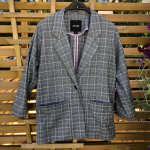 MONKI kavaj strl. S - En snygg, rutig kavaj från MONKI. Knappt använd! Passar XS-L beroende på önskad passform. Frakt ingår! 🌝