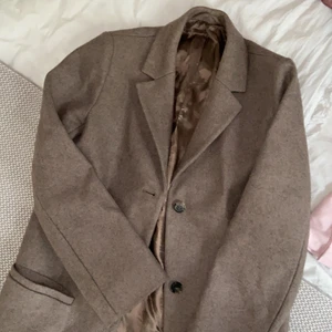 Ullkappa från Cos - Oanvänd ullkappa från Cos, står ej storlek men skulle gissa 38. Den passar mig som är 36-38. Riktigt tuff kappa som skulle matcha grymt med en snygg skjortklänning och ett par kängor 🤩 Nypris ca 1500