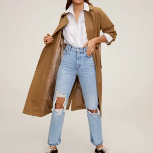 Håliga raka jeans från MANGO strl 34 - Säljer dessa jeans i storlek 34 eftersom dem inte passar mig :( Helt nya, har endast testat dem 1 gång. Köpta för 599kr.