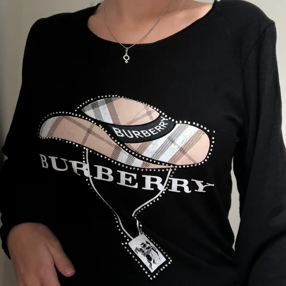Långärmad burberry tröja köpt secondhand. Lite tecken på användning på trycket men annars fint skick :) Passar S och M. Tröjor & Koftor.