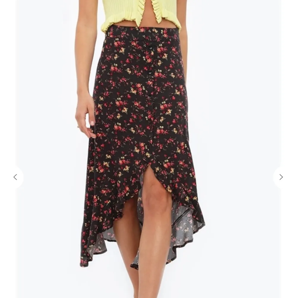 Denna blommiga kjolen är i XS, knappt använd Max 1-2 gånger. Sitter bra är 168cm . Kjolar.