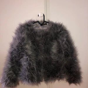 Pälsjacka  - Kommer inte ihåg vart ja köpt den ifrån tyvärr. Använd 1 gång. Ingen vanlig dragkedja på jackan utan små krokar man hakar fast. 