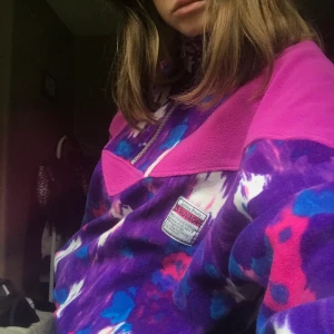 Fleecetröja  - Fleecetröja i massa härliga färger!! Den har resår nertill vilket ger en bra passform samtidigt som det är en oversized look🥰 köpt second hand (humana) o aldrig använd. Kan mötas upp i Göteborg annars står köparen för frakt 🥳🥳
