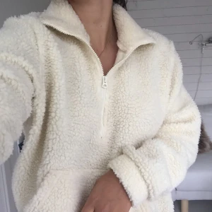 Teddy tröja - Supermysig tröja inköpt förra året men kommer inte till användning. Nypris 499kr. Den är lite overzized