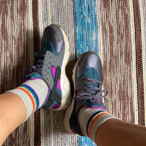 Nike huarache  - Ett par fina men framförallt SKÖNA Nike Huaraches i storlek 38! Sparsamt använda då de är en aning för små för mig. Skorna är små i storleken och passar någon med storlek 37! Kan frakta eller mötas upp i Uppsala! 