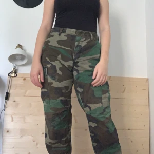 Militärbyxor - säljer mina militärbyxor i mycket bra kvalitet! Dom är köpta för några år sen på Topshop men dom är sällan använda. 
