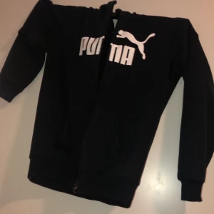 Puma kofta - Svart puma kofta. Ganska kort, sitter ovanför rumpan.😊
